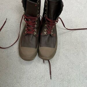 Great pair of Tretorn men’s rubber high tops/shoes. Used once ! Vintage style.